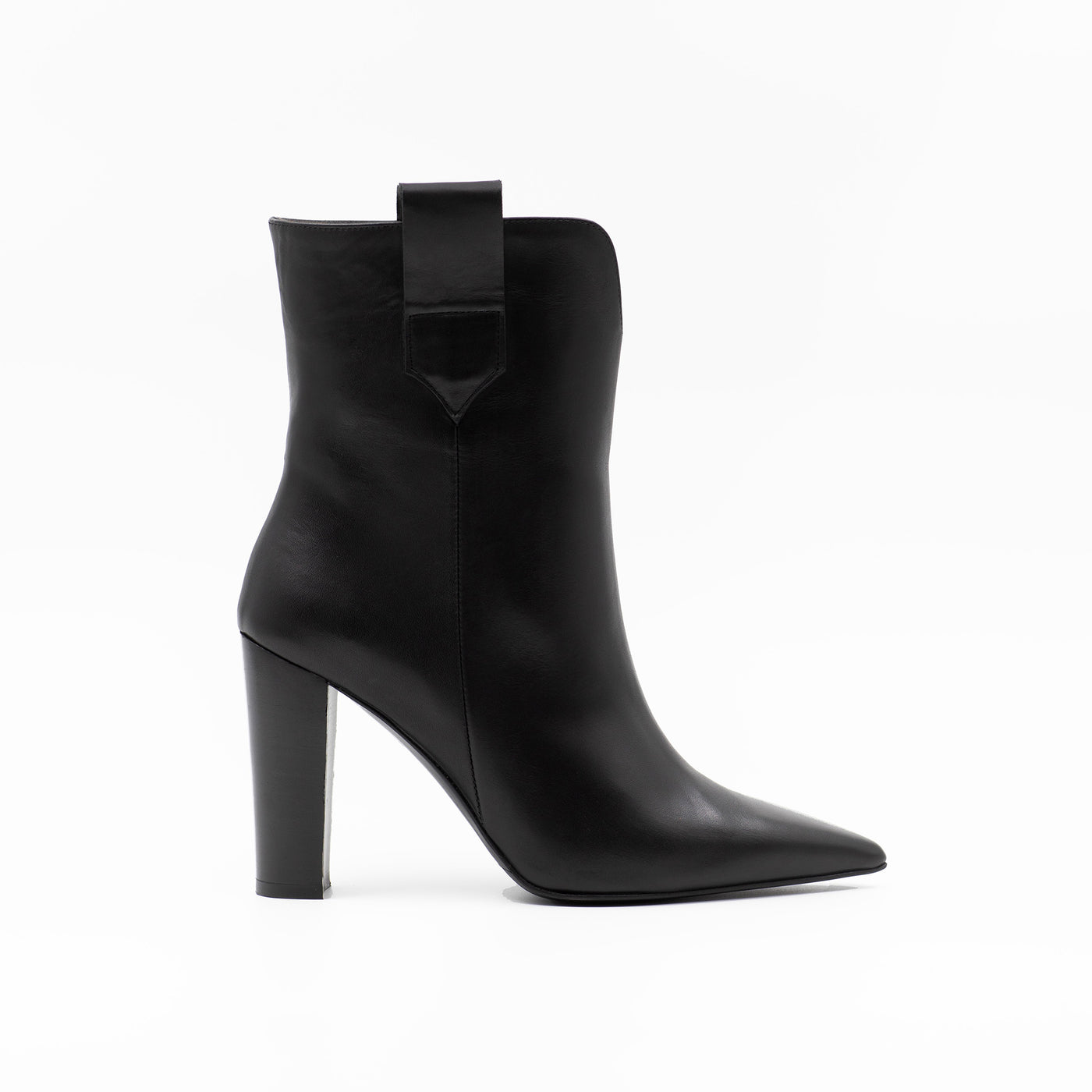 Point toe ankle boot in black leather with straight shaft and block heel