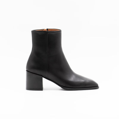 Heeled ankle boots in black leather with square shaped front