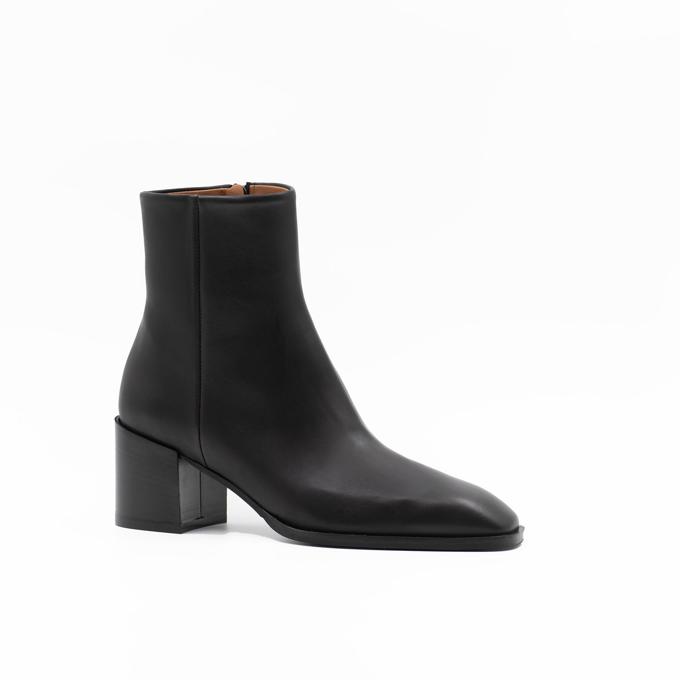 Heeled ankle boot in black leather