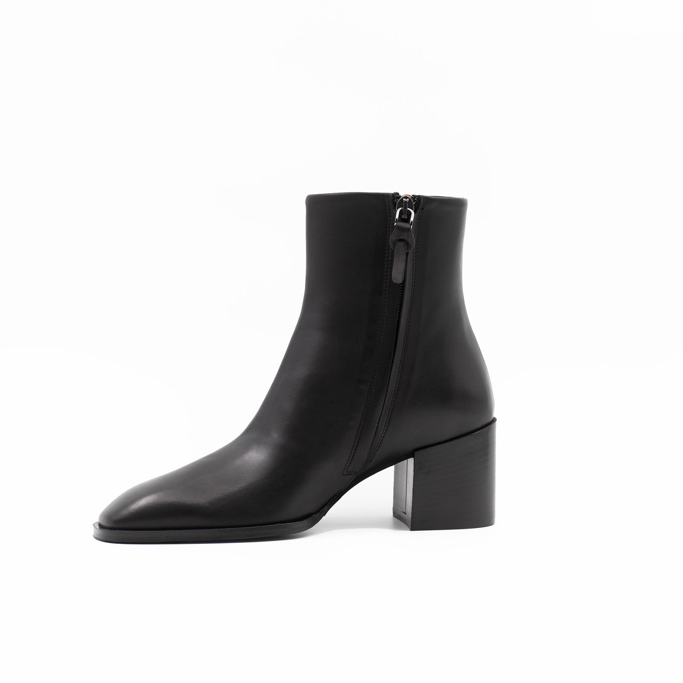 Block heeled ankle boot in black leather with zip on the side