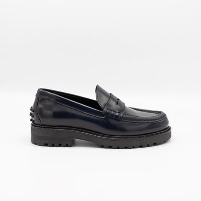 Glossy blue chunky loafers in patent leather with rubber pebbles. 