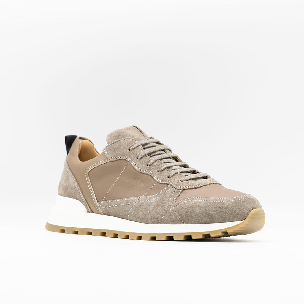 Men's runner sneaker in beige leather and suede pannels. Set on sturdy rubber soles. 