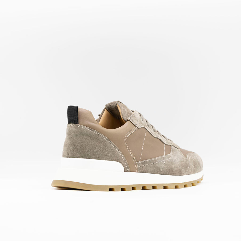 Men's runner sneaker in beige leather and suede pannels. Set on sturdy rubber soles. 
