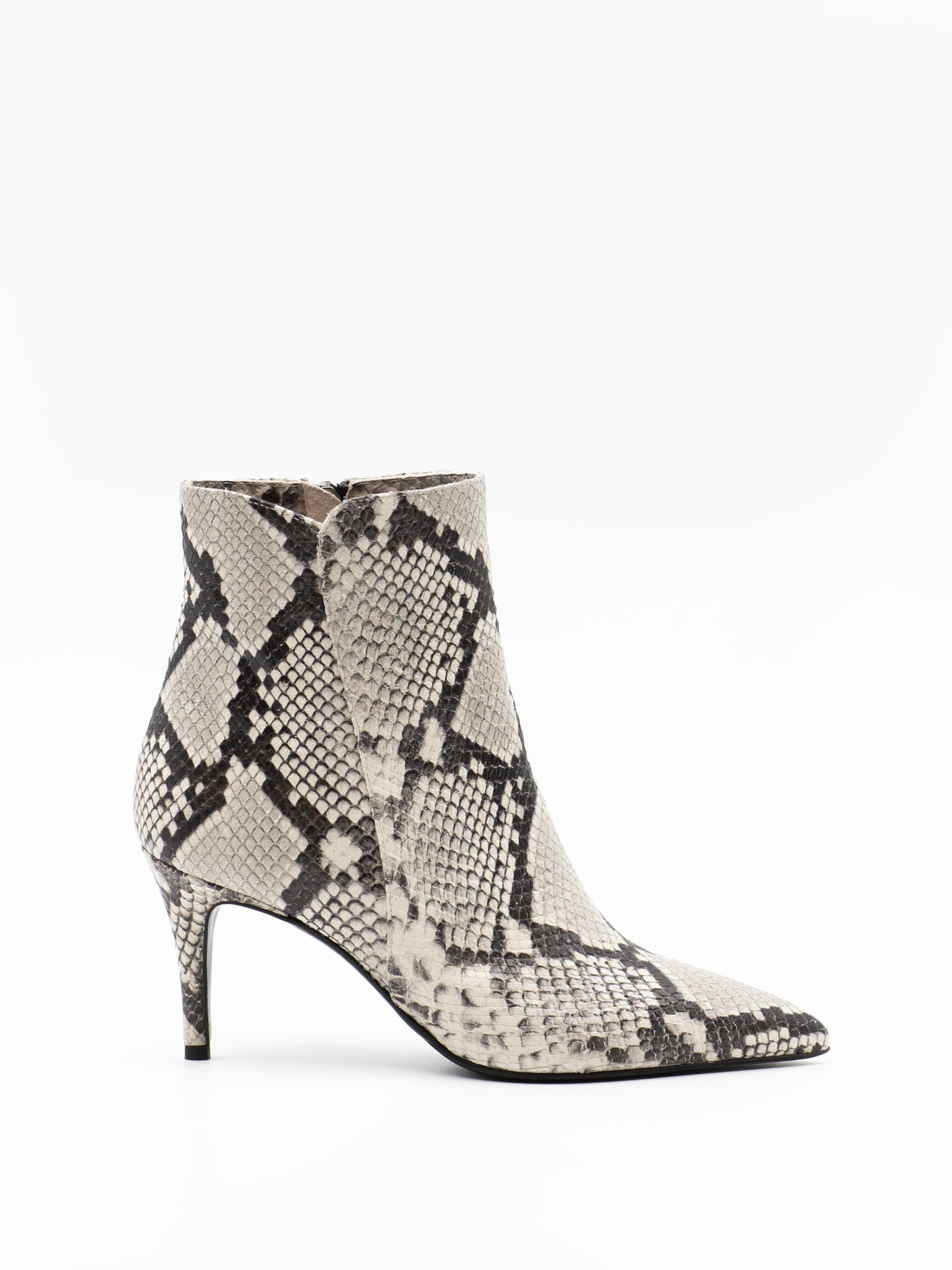 Cueved cuffs ankle boots in snake leather