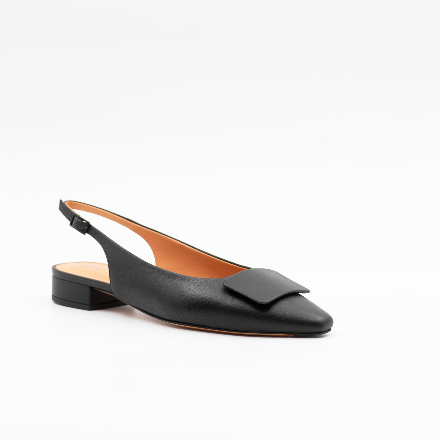 Svarta slingbacks med detalj