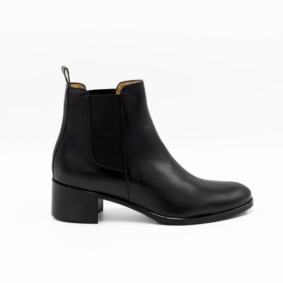 Chelsea boots in smooth black leather