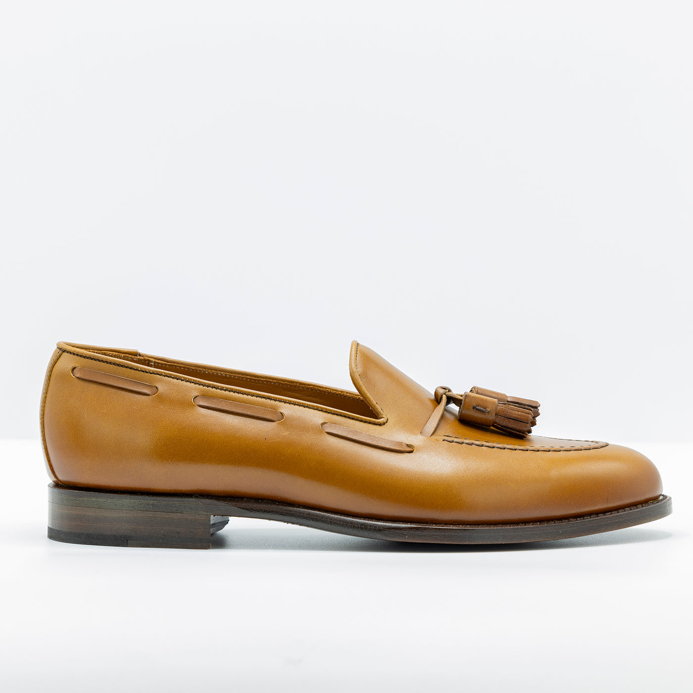 Men's tassel loafer in cognac leather. Set on Good year welt soles sewn by hand. 