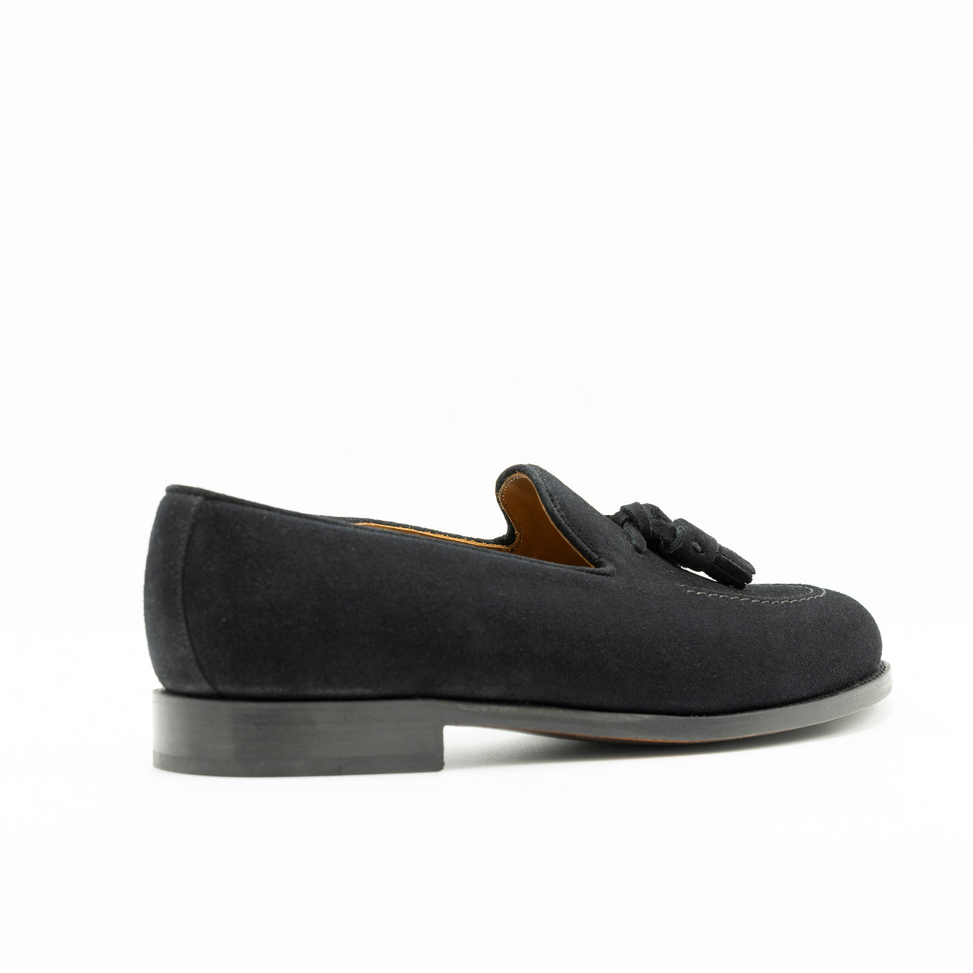Men's tassel loafer in black suede. Set on goodyear welted soles and edgestiched leather soles. 