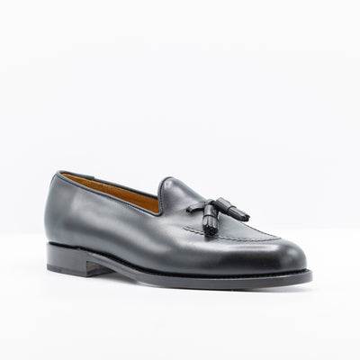 Men's tassel loafer in black leather. Goodyear welted soles and fully leather lined. 