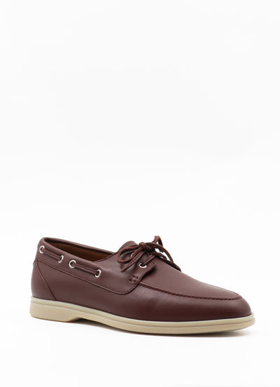 Boat shoe in burgundy leather