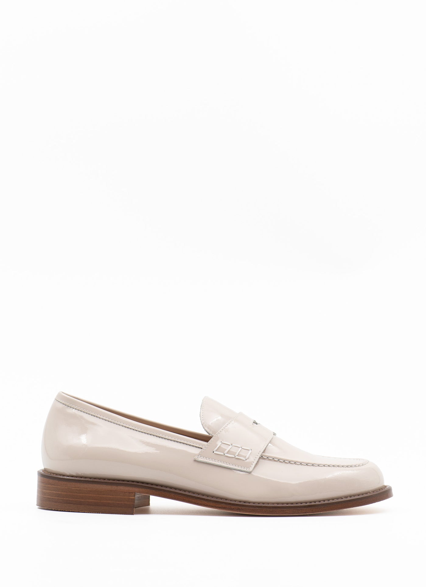 Beige patent leather loafers with contrasting sole