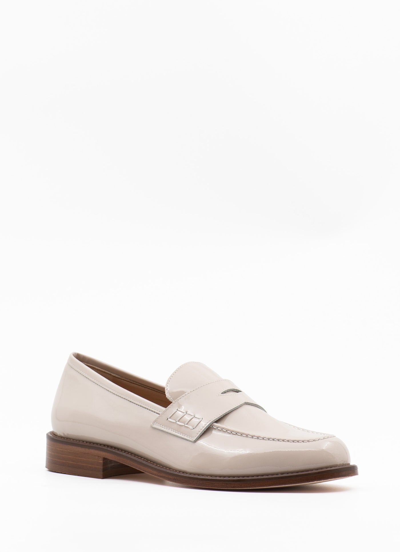 Beige patent leather loafers with contrasting sole