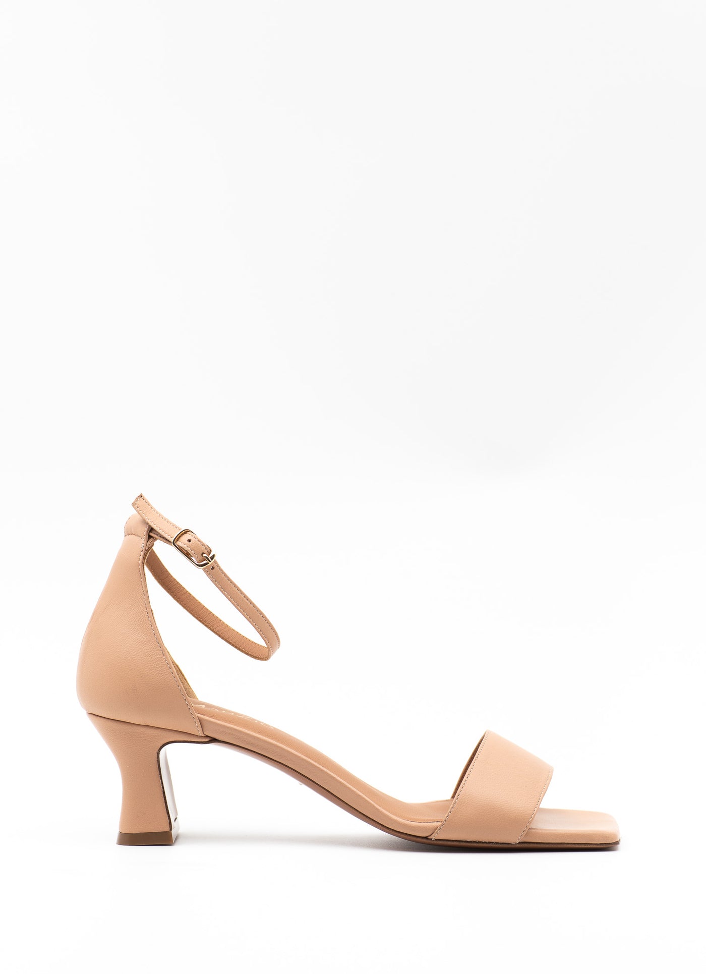 Heeled sandal in beige leather