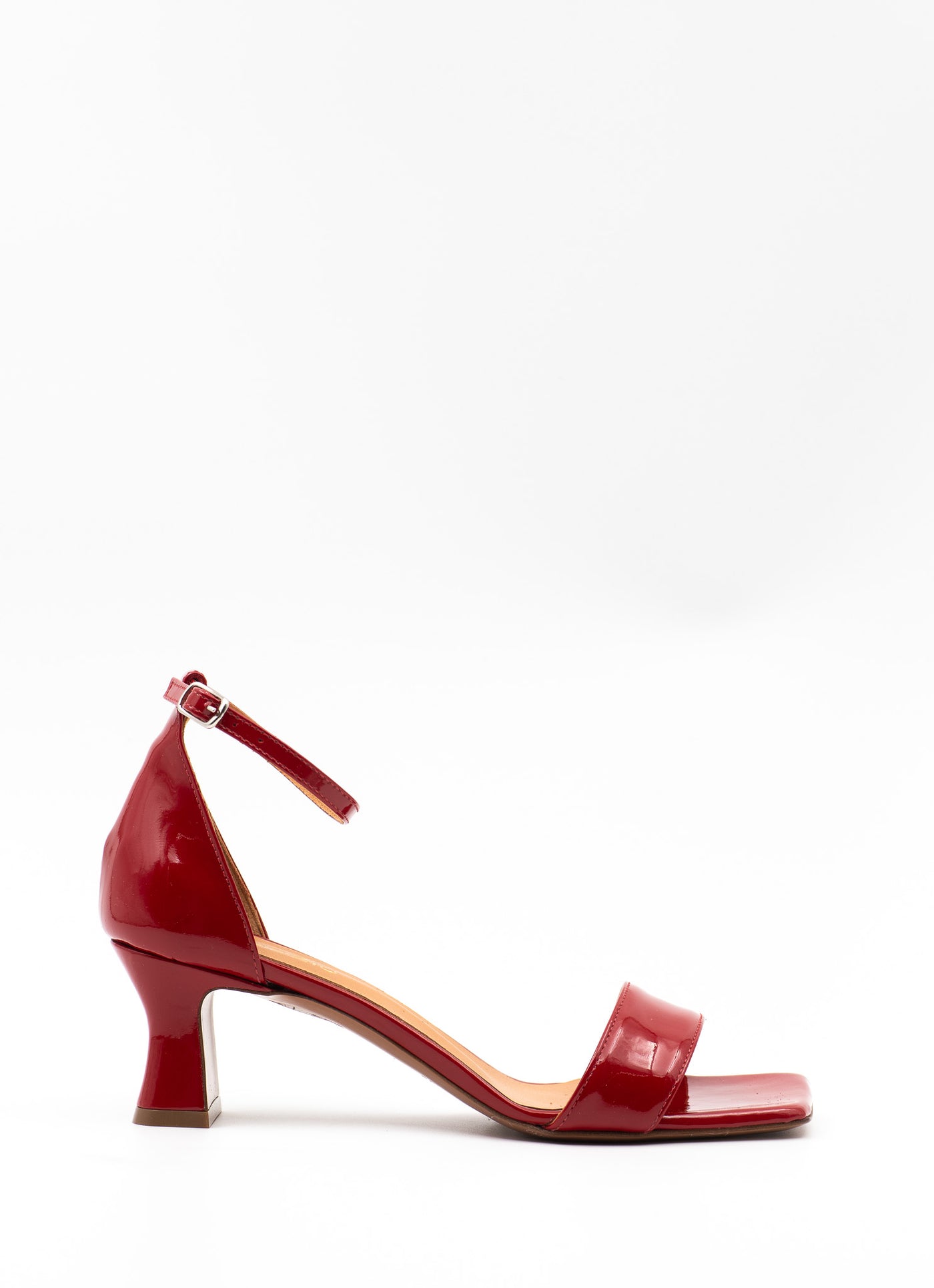 Heeled sandal in red patent leather
