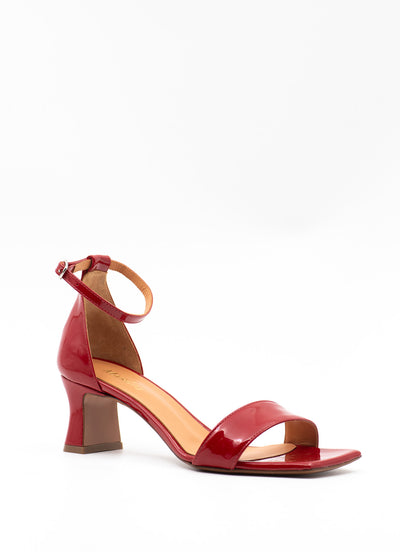 Heeled sandal in red patent leather