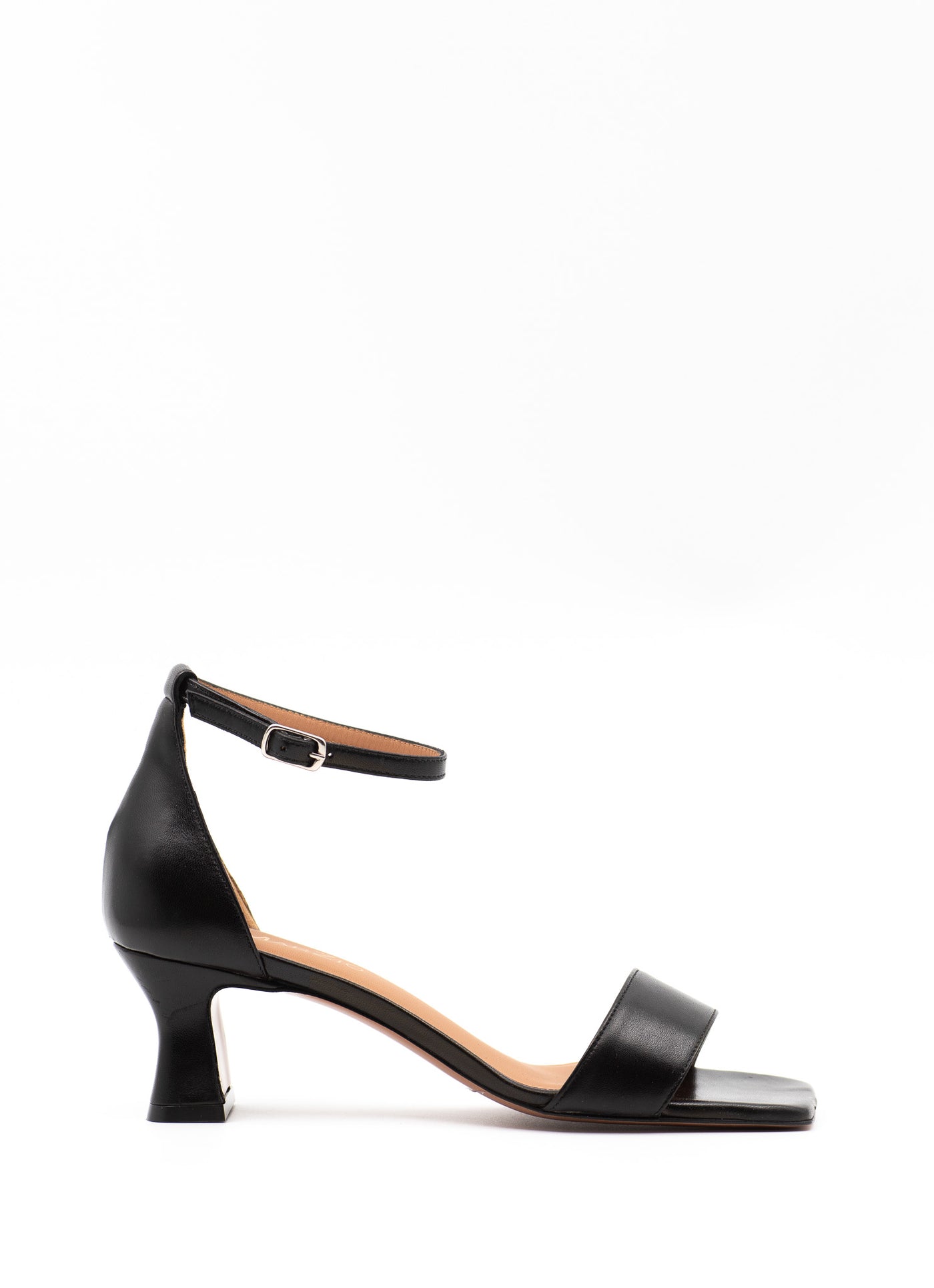Heeled sandal in black leather