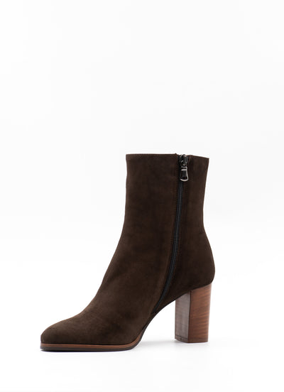 Ankle boots in brown suede with zipper on the side