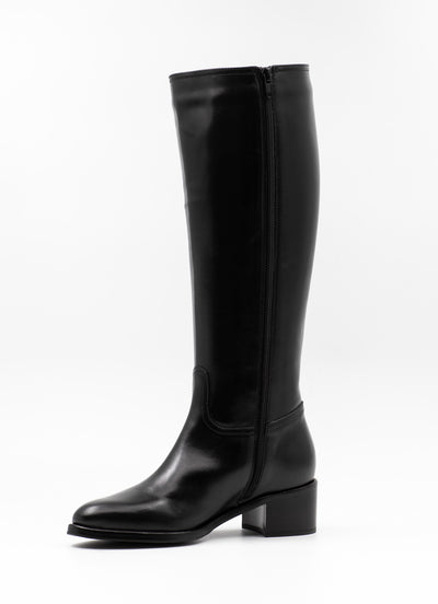 Leather boots in black 
