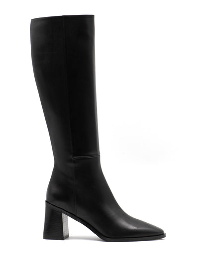 Knee high boots in black leather