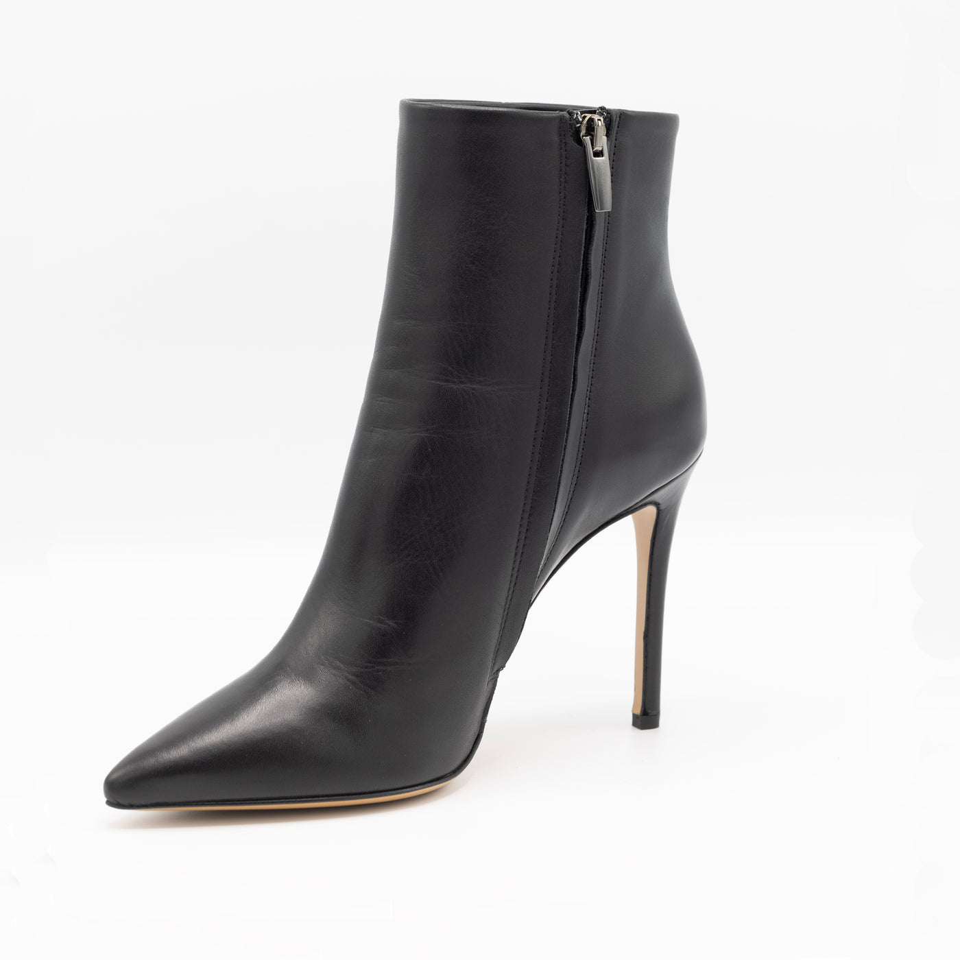 Heeled ankle Boot in Black Leather