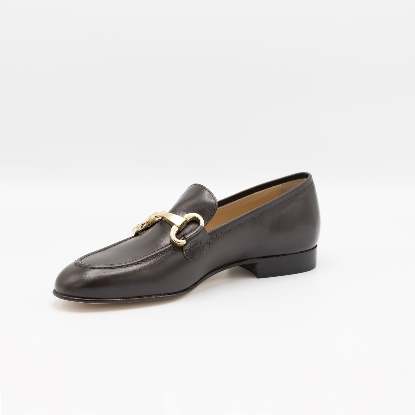 Horesbit loafer in darkbrown leather with golden buckle. 