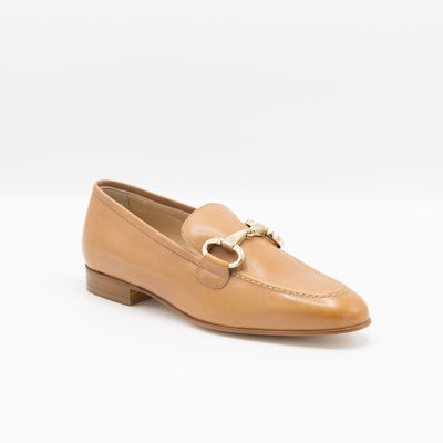 Classic horsebit loafers in cognac leather. set on leather soles featuring a pale gold horsebit. 