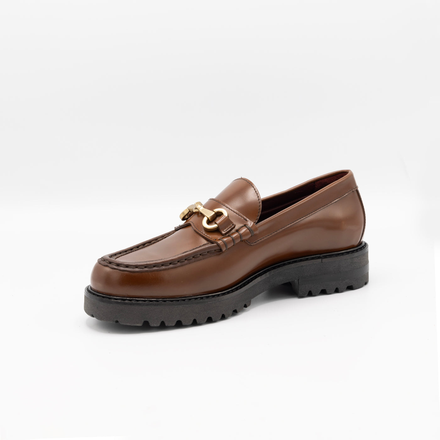 Cunky loafer with horsebit in cognac leather. 
