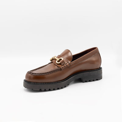 Cunky loafer with horsebit in cognac leather. 