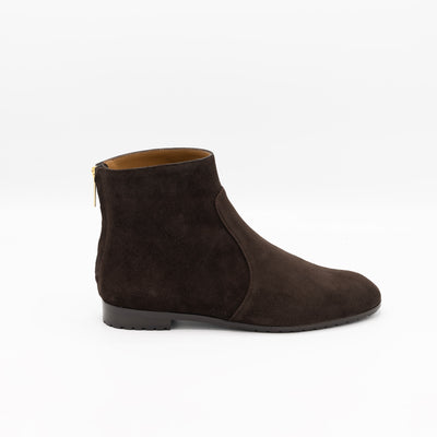 Simple brown suede ankle boots with round toe. 