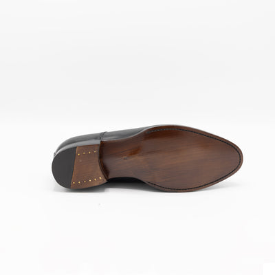 Edge stitched soles in brown leather. 