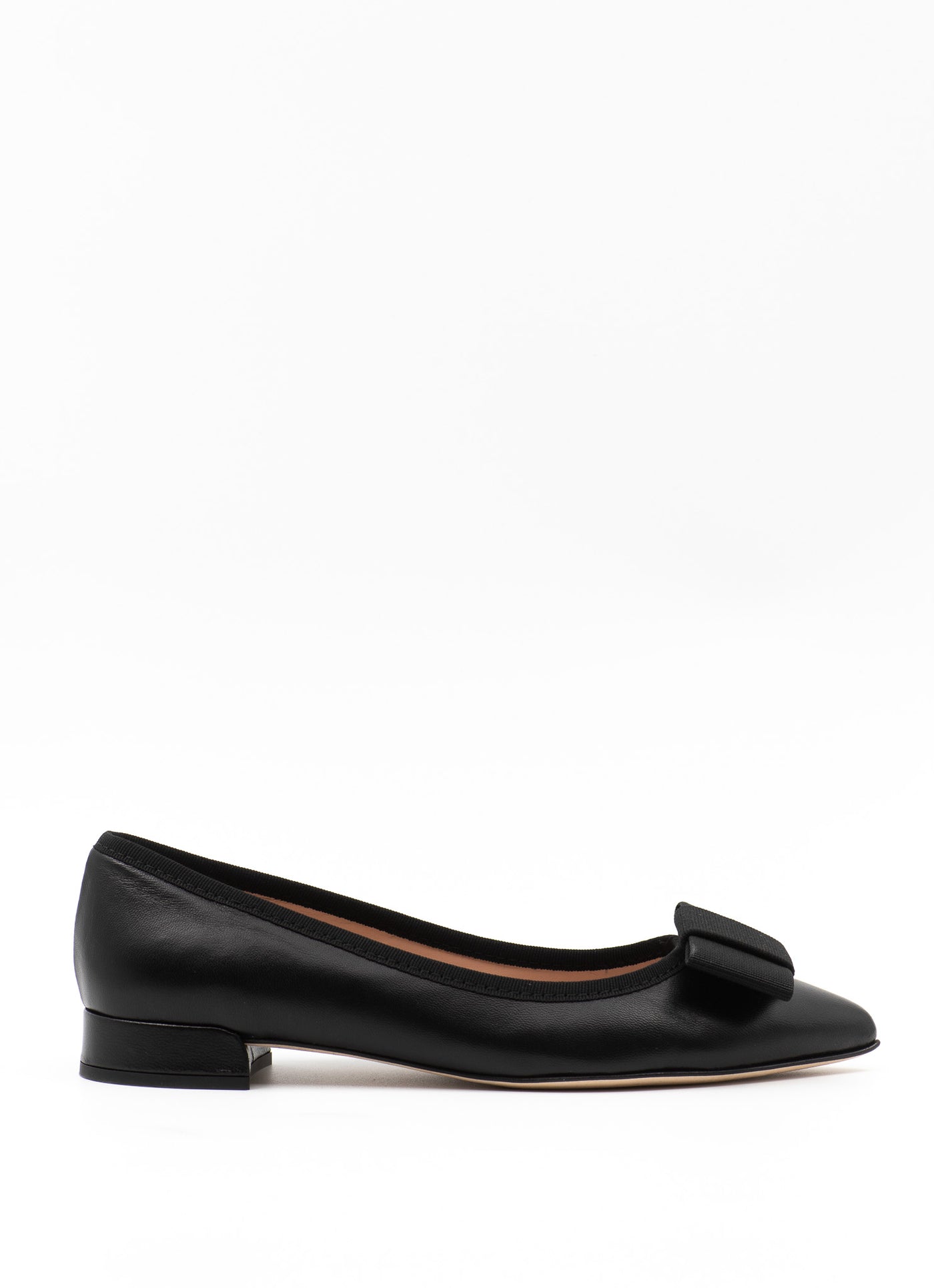 Point-toe ballet flat in black leather