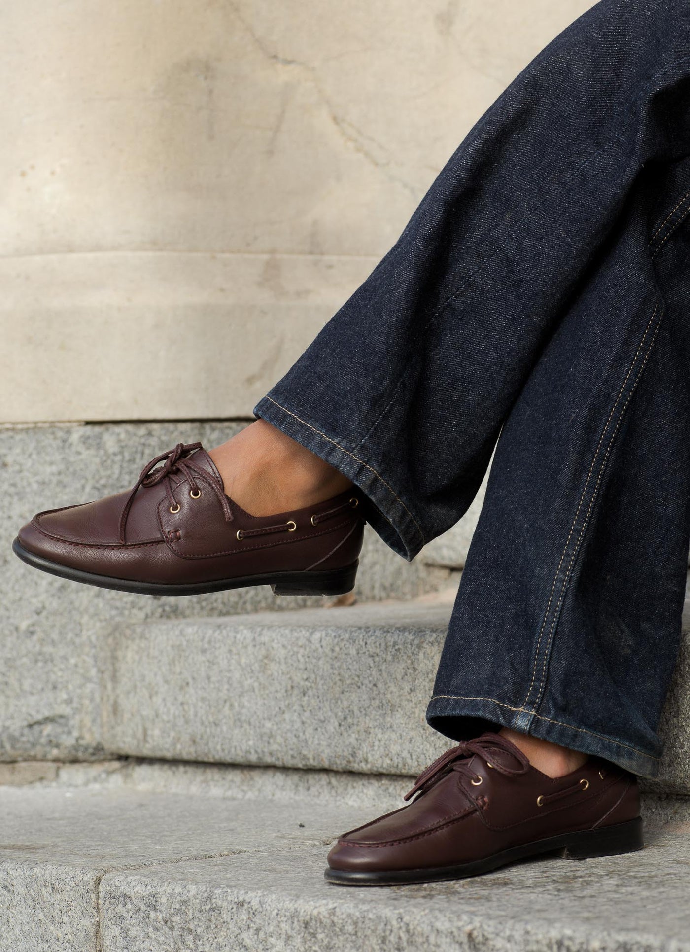 Boat shoe in burgundy leather