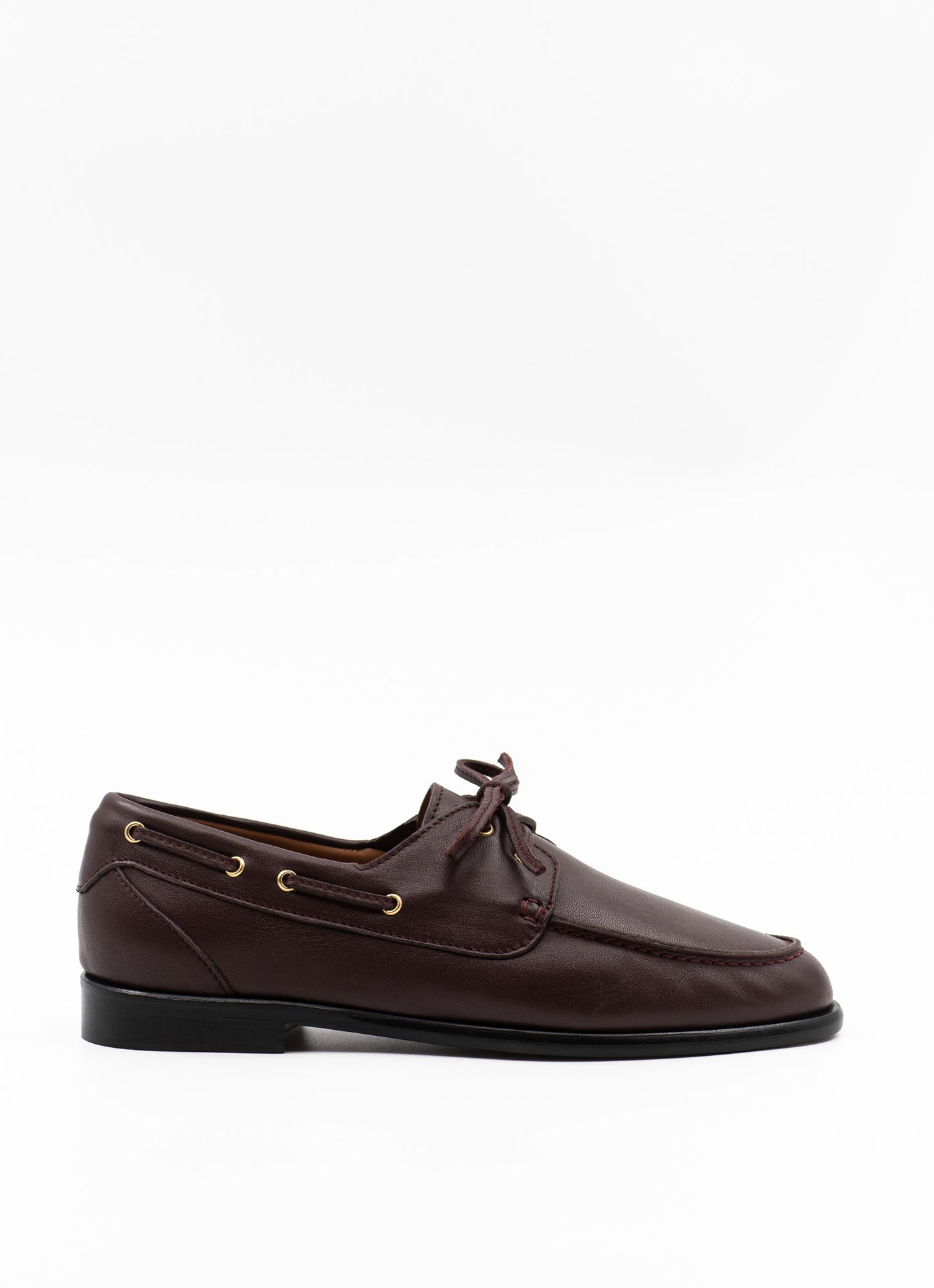 Boat shoe in burgundy leather