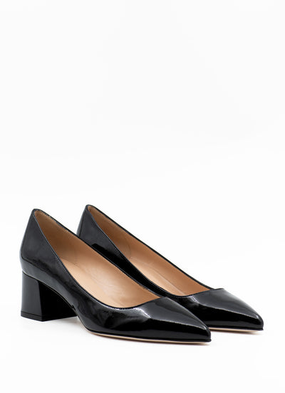 Block heel pumps in black patent leather