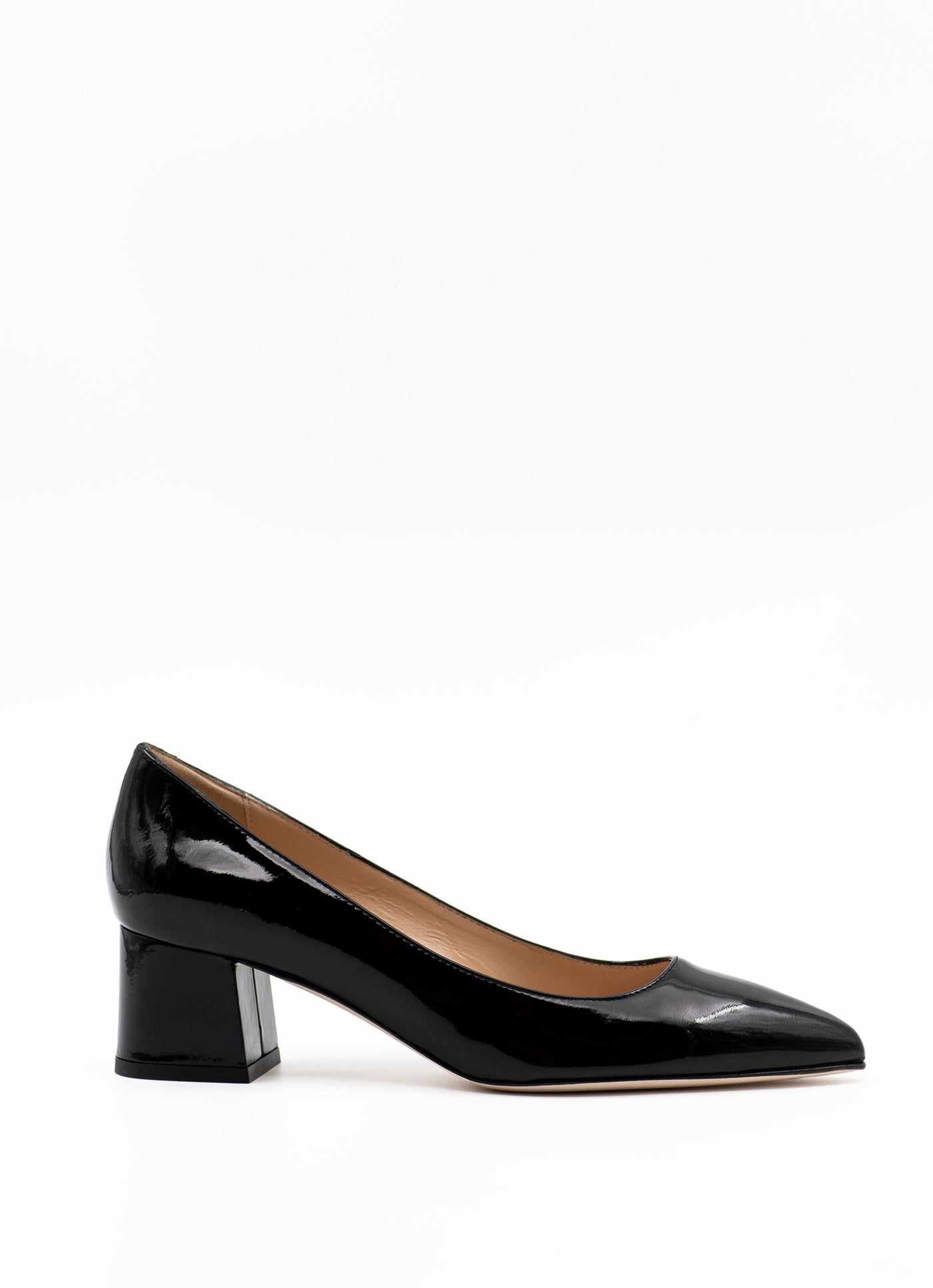 Block heel pumps in black patent leather