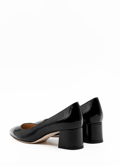 Block heel pumps in black patent leather