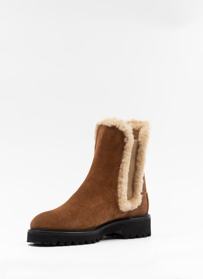 Chelsea boots with fur lining