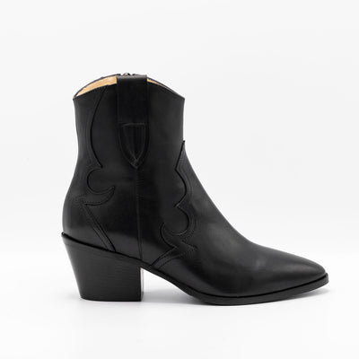 Short Cowboy Boots in Black Leather. Featuring western stiching. 