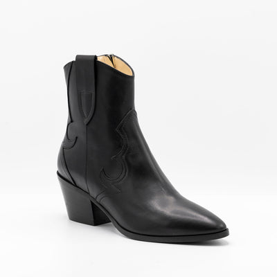 Short Cowboy Boots in Black Leather. Featuring western stiching. 