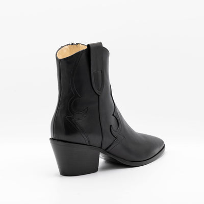Short Cowboy Boots in Black Leather. Featuring western stiching. 