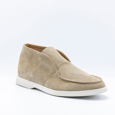 City loafers in beige suede with white rubber soles. 