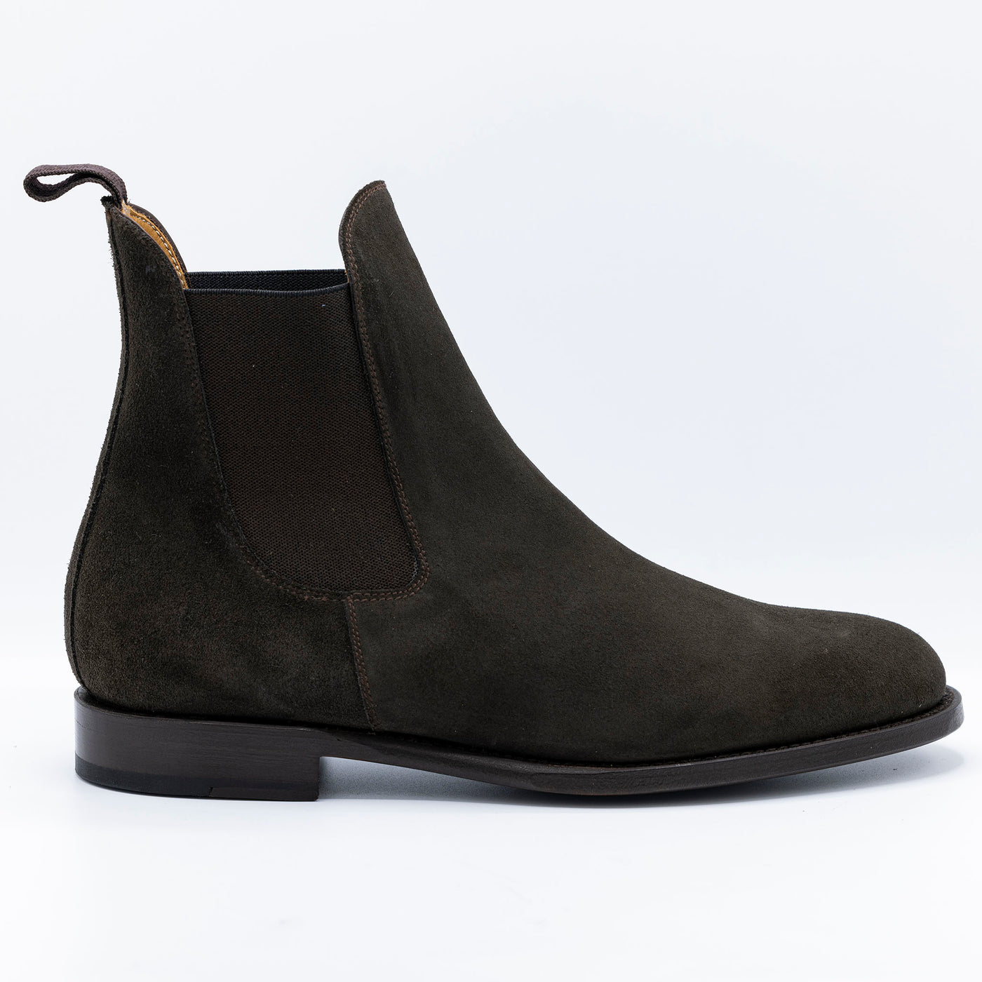 Men's brown suede chelsea boots. Set on leather soles with elastic panels. 