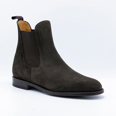 Men's chelsea boots in brown suede. Set on leather soles with elastic panels. 