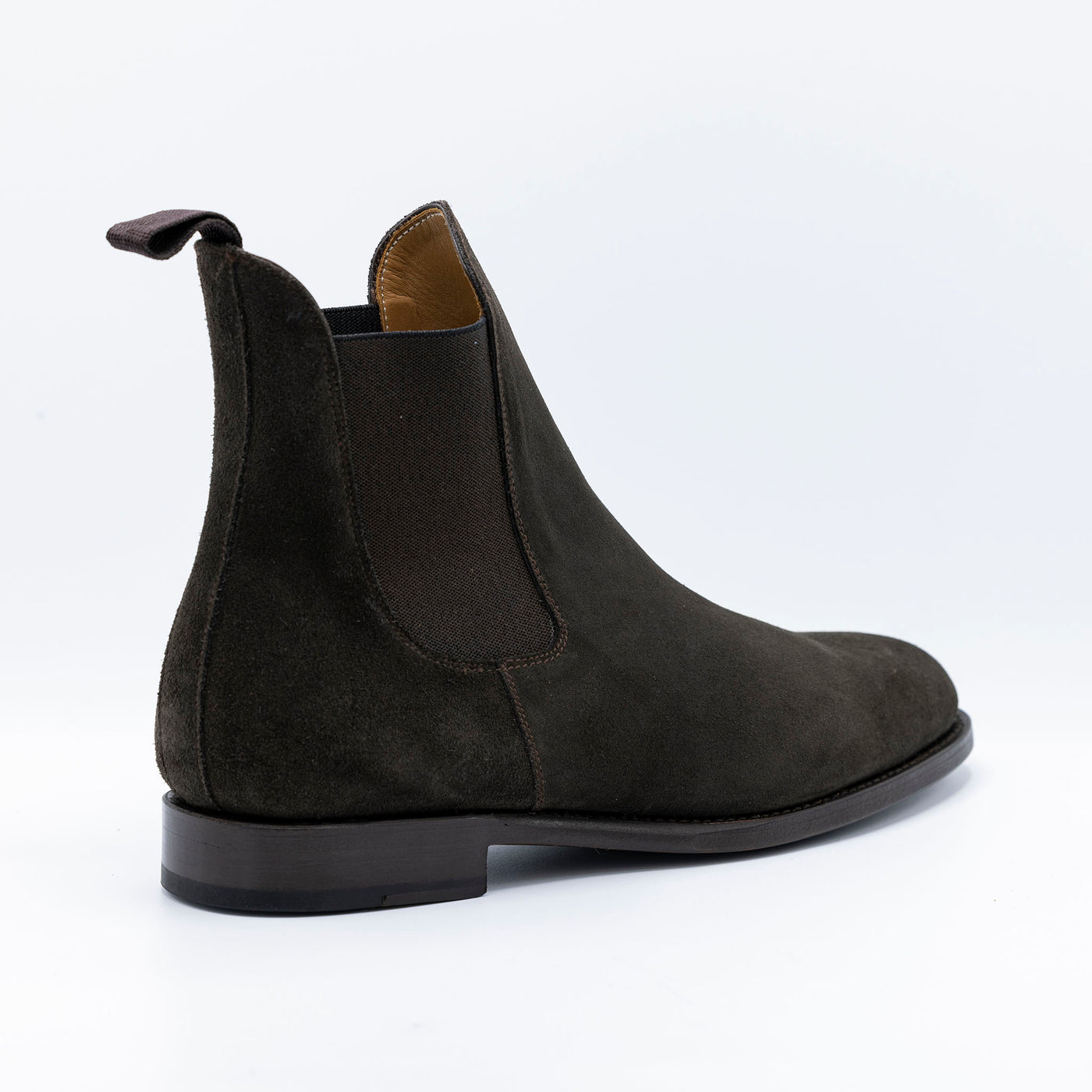 Men's brown suede chelsea boots. Set on leather soles with elastic panels. 