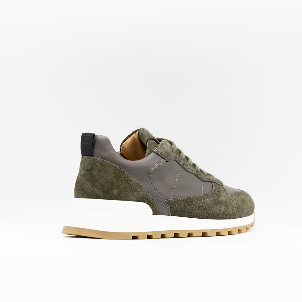 Runner sneaker in khaki leather and suede. 