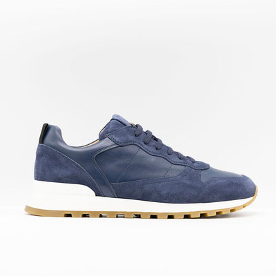 Men's runner sneaker in navy suede and leather. Set on rubber beige and white rubber soles. 