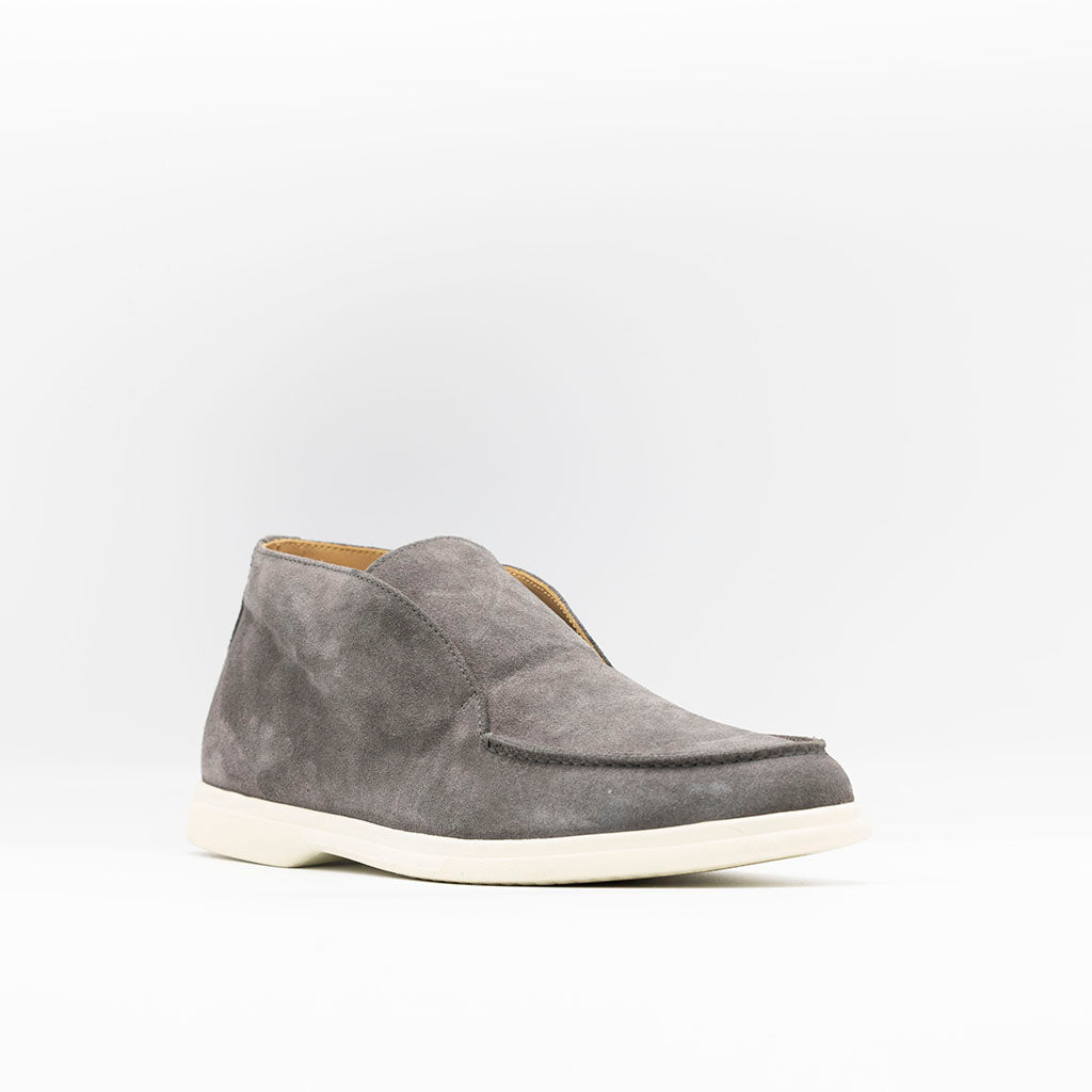 City loafers in grey suede with white rubber sole. 