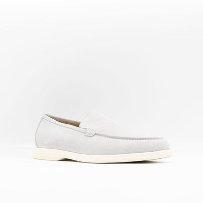 Light grey low cut city laofers in suede. 