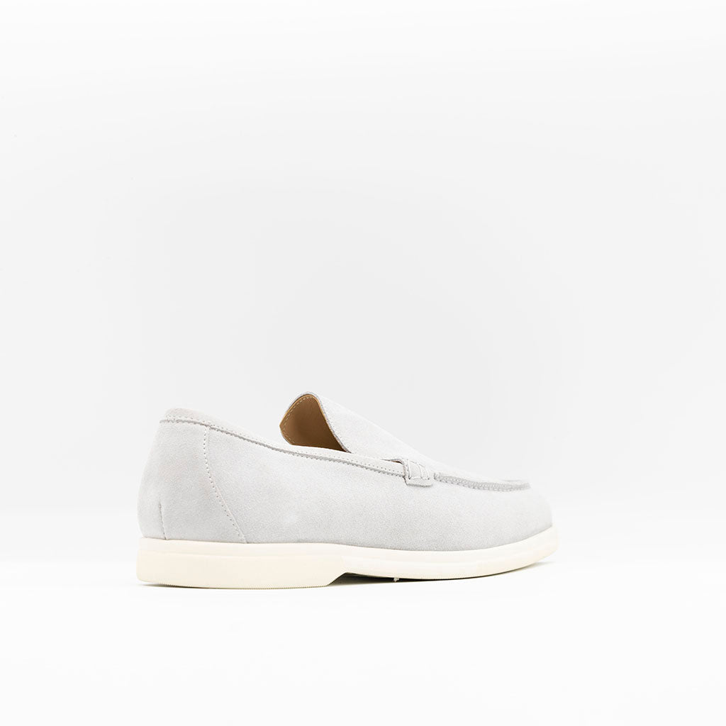 Summerwalk in light grey suede. 