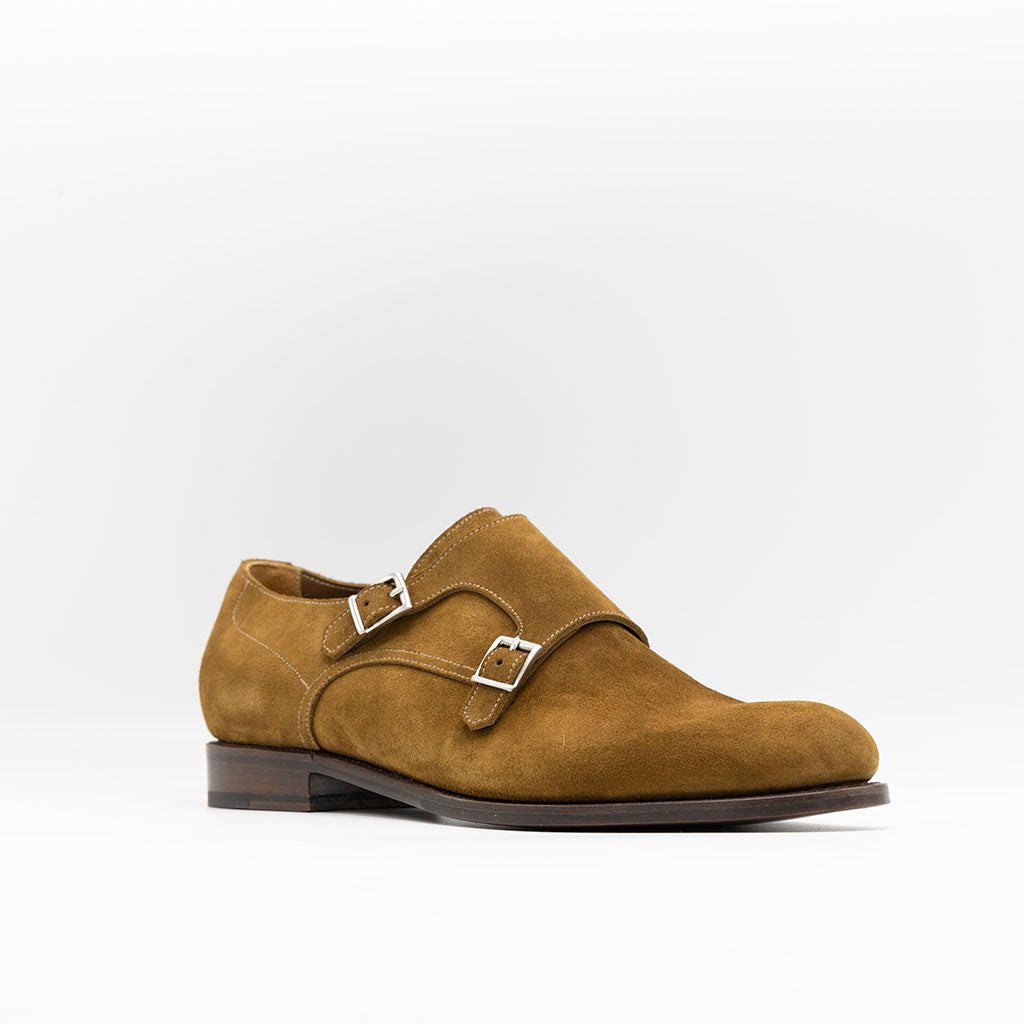 Double monk strap shoes for men in cognac suede. edgestitched leather soles. 